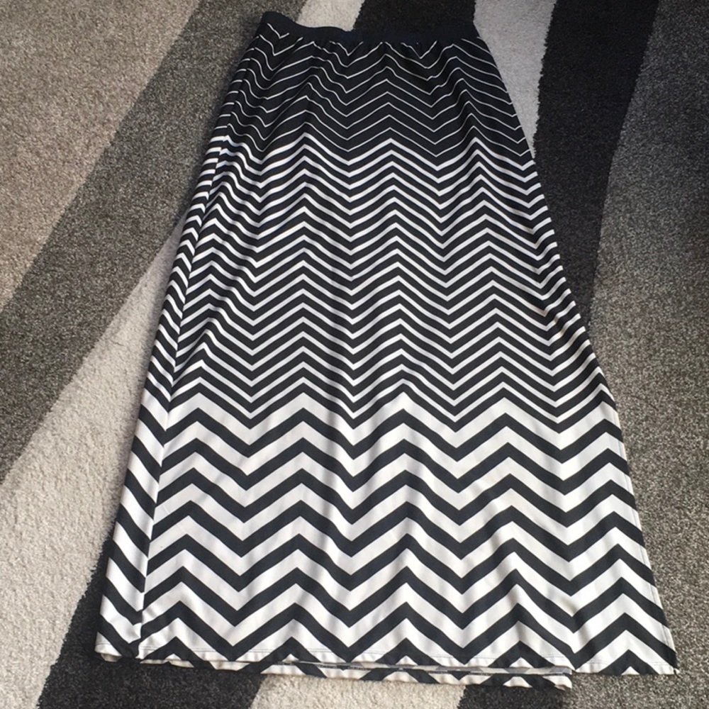 😎 Black and White Chevron Maxi Skirt